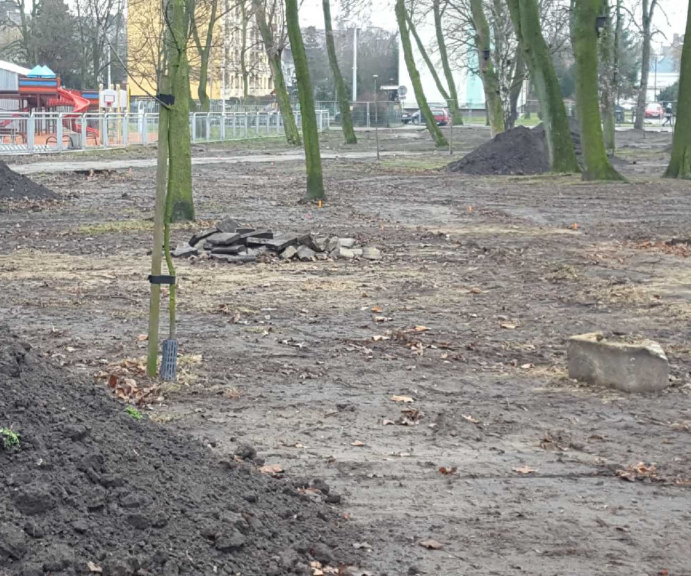 Tu na razie jest... Trwa modernizacja dwóch parków miejskich w Lesznie 