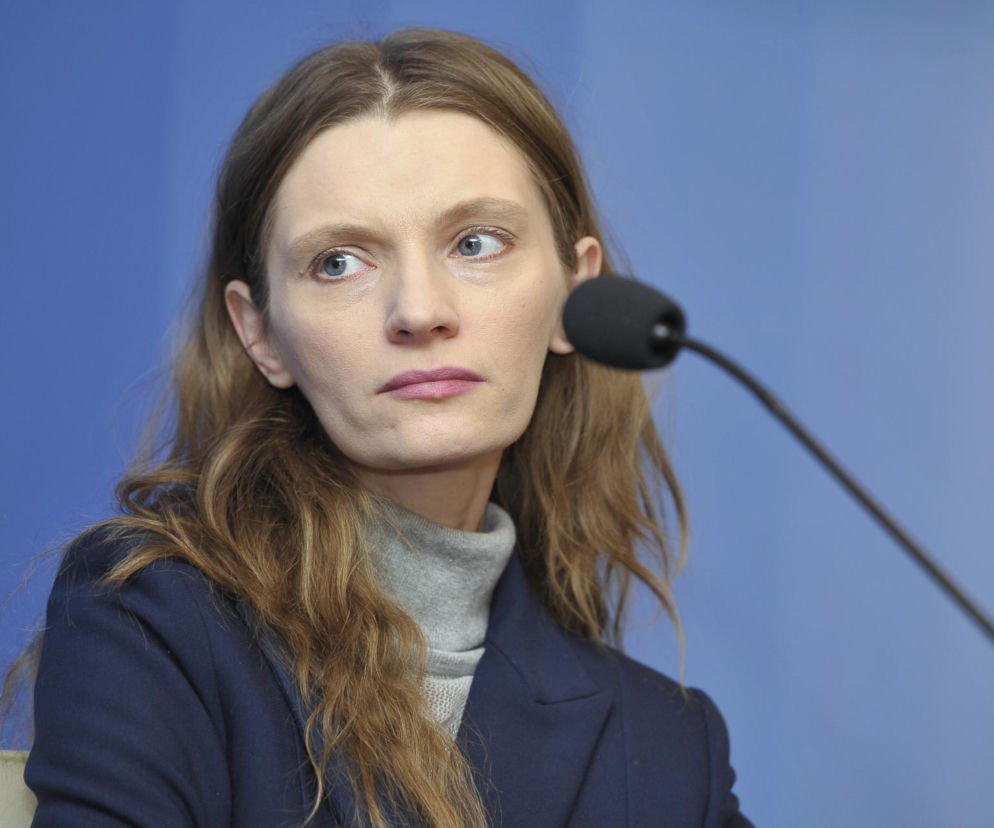 Aktorka Agata Buzek siedzi przed mikrofonem na niebieskim tle. O jej nowym życiu na Podlasiu przeczytasz w serwisie Eska.