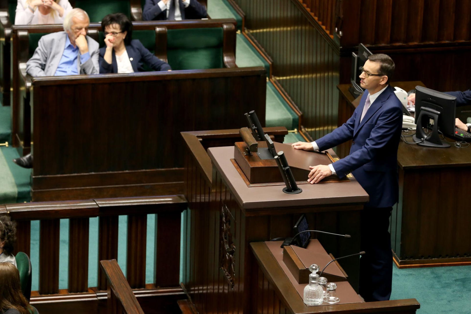 Chcą przesadzić na tył sali Morawieckiego! Takiej wojny o stołki w Sejmie jeszcze ni…