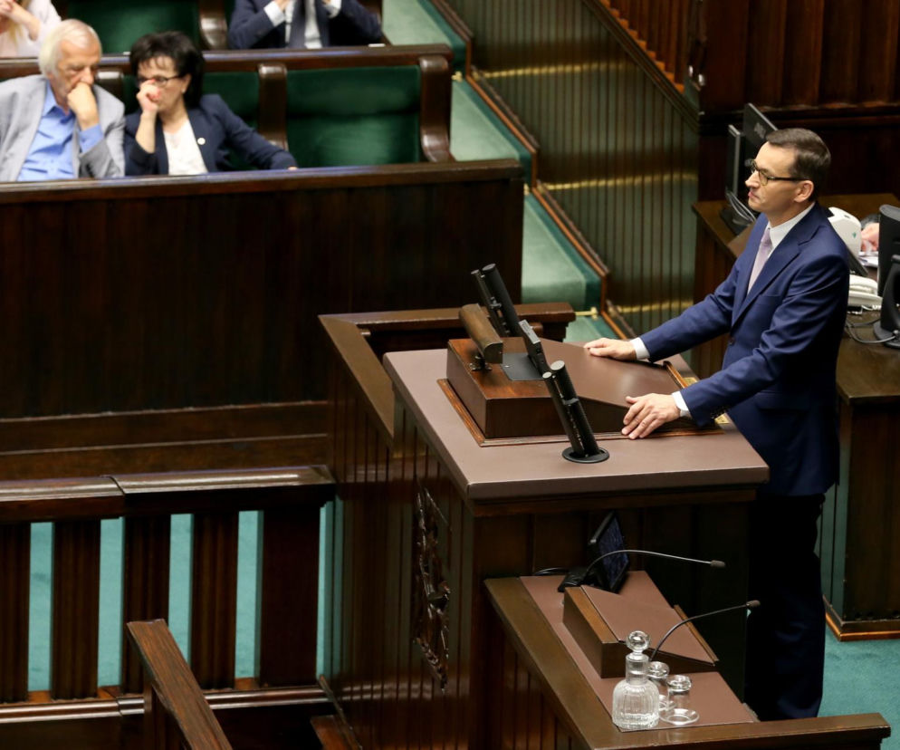 Mateusz Morawiecki przemawia z mównicy sejmowej. O sporze o miejsca w Sejmie przeczytasz na SE Polityka.