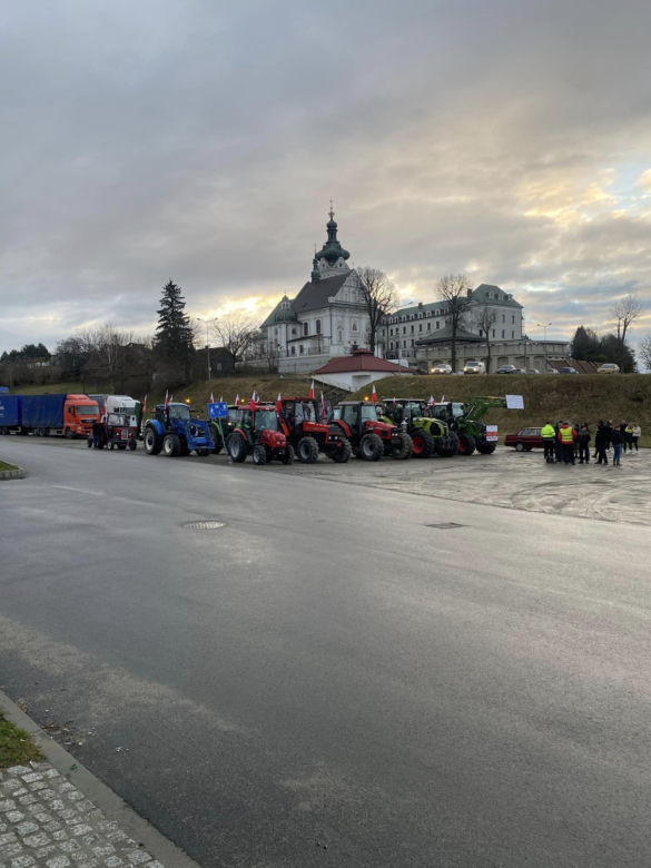 Rolnicy zebrali się pod sanktuarium. Ciągniki ruszają na Tarnów! Będą gigantyczne utrudnienia
