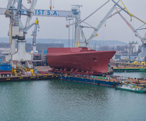 Duży krok w budowie ORP Wicher. Transport bloku dziobowego z sukcesem