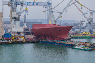Duży krok w budowie ORP Wicher. Transport bloku dziobowego zakończony sukcesem
