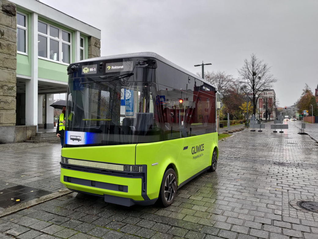 Bus bez kierowcy wozi ludzi