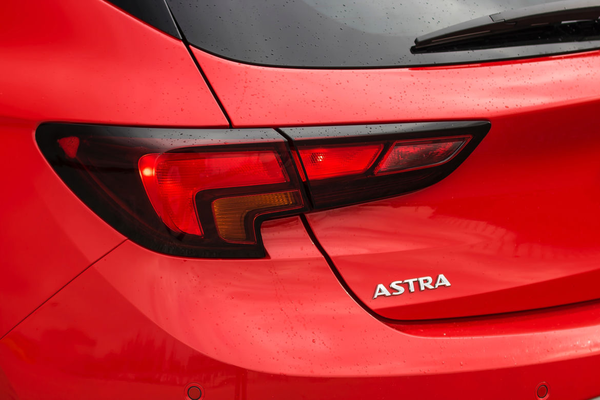 Opel Astra 1.6 Turbo 200 KM M6 Elite