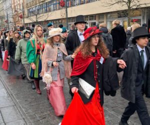 Polonez dla Łodzi. Taneczny korowód maturzystów przeszedł ulicą Piotrkowską