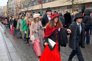 Polonez dla Łodzi. Taneczny korowód maturzystów przeszedł ulicą Piotrkowską