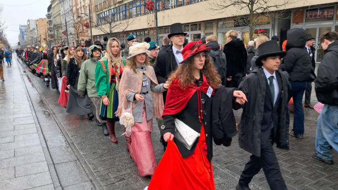 Polonez dla Łodzi. Taneczny korowód maturzystów przeszedł ulicą Piotrkowską