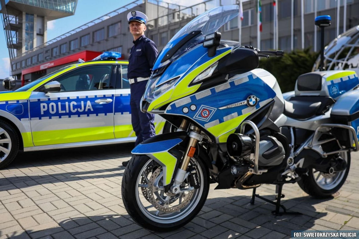 Policjanci jeżdżą odnowionymi radiowozami! Samochody aż się błyszczą! [ZDJĘCIA]