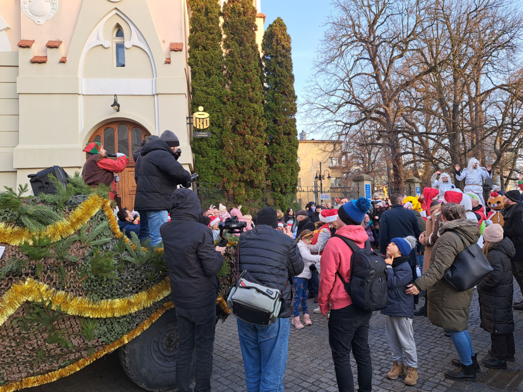 Parada Św. Mikołaja w Rzeszowie. Tłumy dzieci na spotkaniu ze Świętym na Rynku