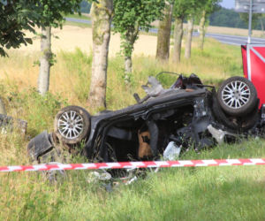 Noskowo. Koszmarny wypadek. Audi rozbiło się na drzewie. Dwie osoby nie żyją
