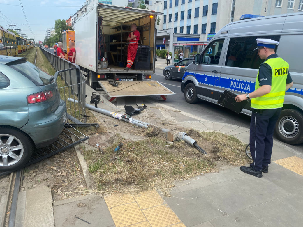 Wypadek na Grochowskiej w Warszawie. Auto zablokowało ruch tramwajowy