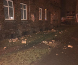 Katowice: 7 osób ewakuowano z kamienicy przy ul. Jankego. Zawalił się dach i odpadł fragment elewacji [ZDJĘCIA]