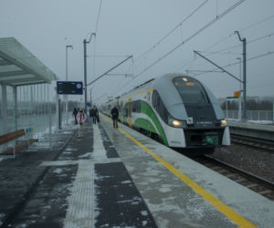 Postawili stację kolejową w szczerym polu. Cztery lata budowy, jeden pociąg na godzinę