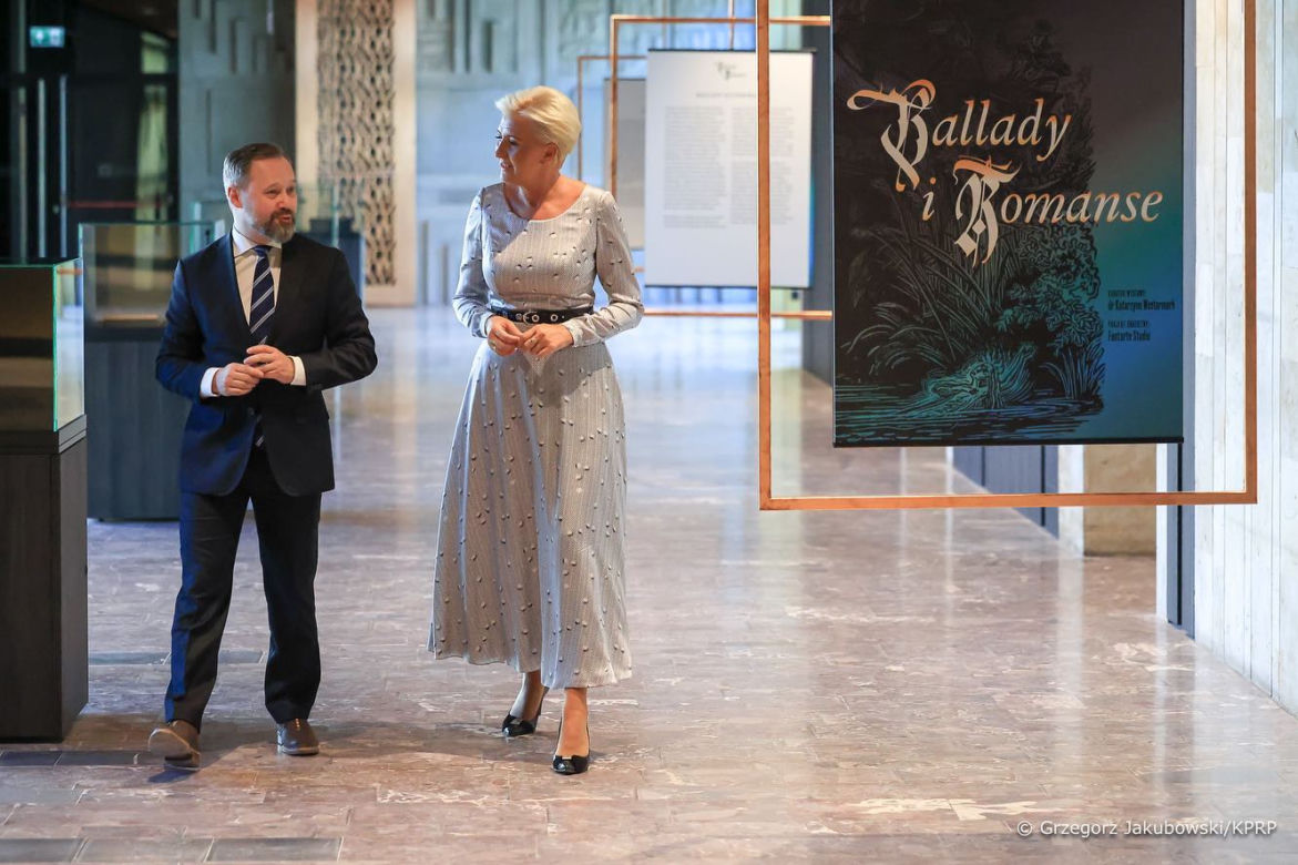 Agata Duda w eleganckich sukienkach