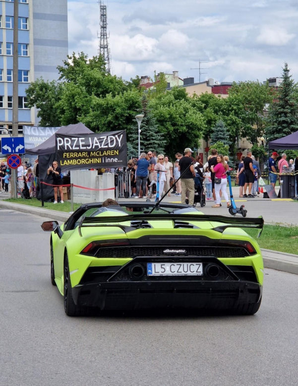 Siedlczanie chętnie korzystali z przejażdżek luksusowymi sportowymi samochodami by wesprzeć szczytny cel