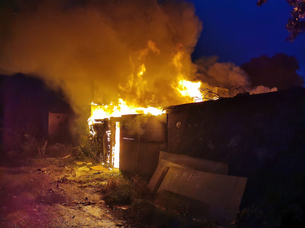 Pożar pustostanu przy ul. Batorego w Toruniu. Zdjęcia z akcji strażaków