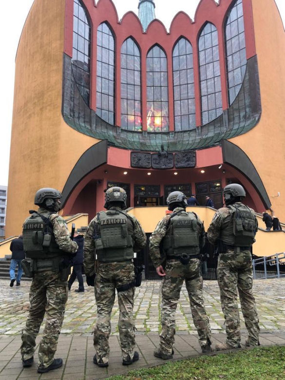 Przejmujące pogrzeby zamordowanych policjantów z Wrocławia. Tłumy żegnają funkcjonariuszy