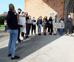 Protest pod kościołem św. Antoniego w Lesznie