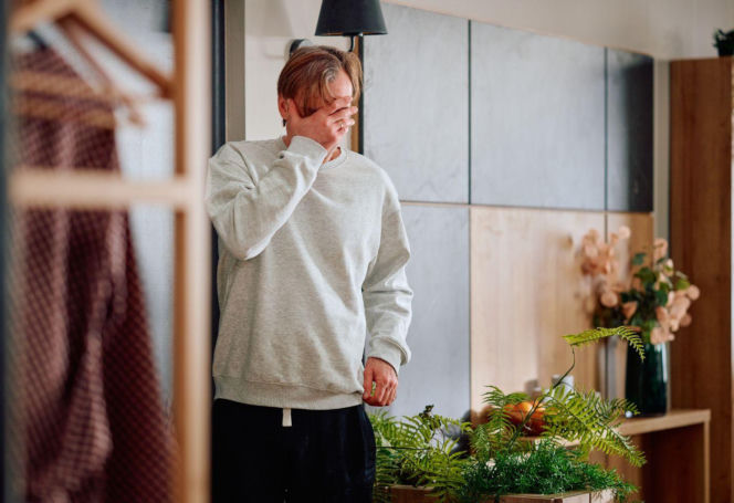 "Na Wspólnej", odcinek 4171: Kariera Mariusza wisi na włosku. Mężczyzna ucieka w alkohol i odsuwa się od Oli