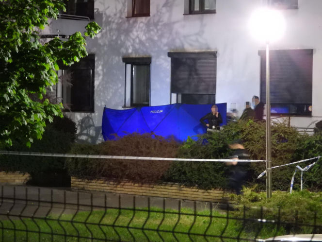 Roman mieszkał z rozkładającym się ciałem brata. Kiedy pojawiły się służby, skoczył z okna i zginął
