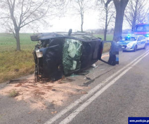 Skierki. Wjechał autem do rowu. Siła uderzenia wyrzuciła je z powrotem na jezdnię [ZDJĘCIA]