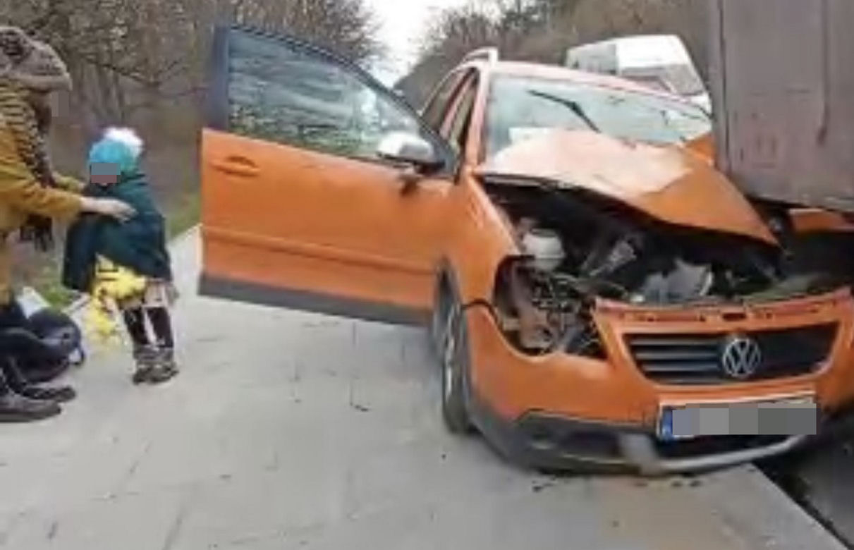 Wiozła małe dziecko, wjechała pod ciężarówkę. Dramatyczny wypadek w Aninie