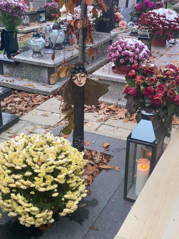 Hieny cmentarne okradły grób starosty. Niewiarygodne, co zniknęło! Rodzina apeluje do złodziei