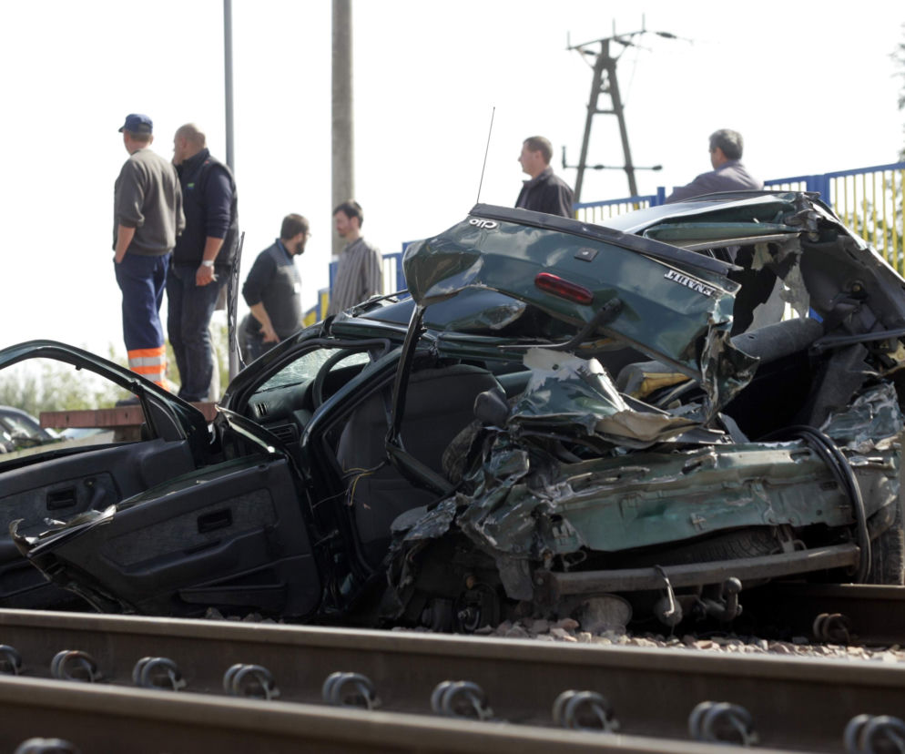 Janówek: Pociąg uderzył w auto pod Nowym Dworem Mazowieckim. Stały pociągi z Warszawy do Gdańska ZDJĘCIA