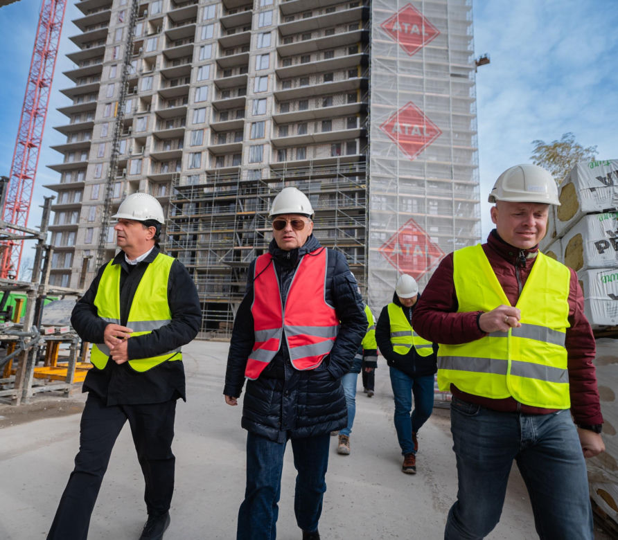 Katowice: Zawieszono wiechę na najwyższym drapaczu chmur na Śląsku. Budynek mierzy prawie 130 metrów