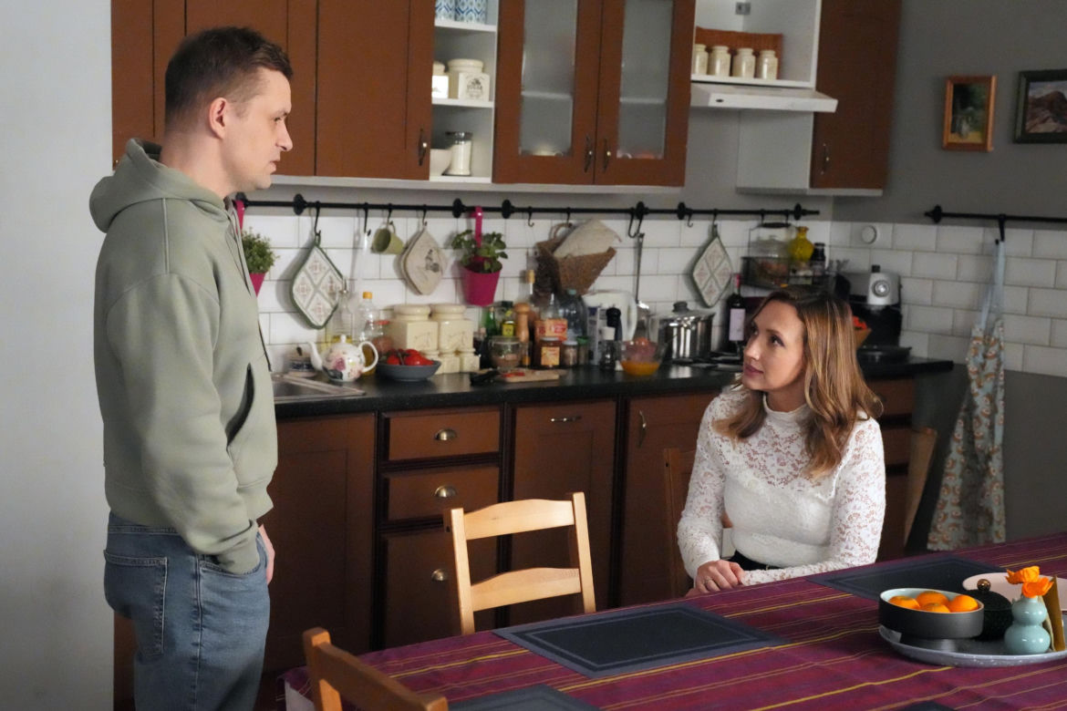 Barwy szczęścia odc. 3384. Asia (Anna Gzyra), Hubert (Marek Molak)