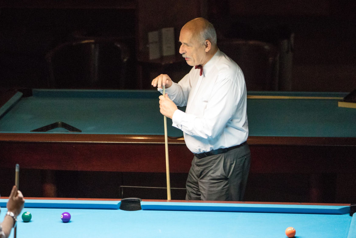 Korwin Mikke gra w bilard