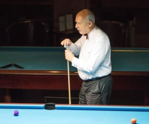 Korwin Mikke gra w bilard