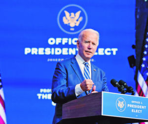 Biden zbiera ludzi. Trump pieniądze na walkę    