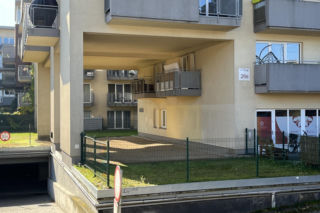 To nie AI, to prawdziwy balkon w Krakowie. Słońce go nie ogrzeje, deszcz nie zmoczy