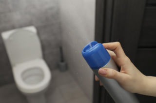 Zamykasz klapę sedesu i czujesz się bezpiecznie? Badania obalają popularny mit