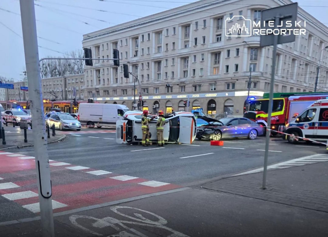 Jechali do wykolejonego tramwaju, doszło do wypadku. Trzy osoby ranne