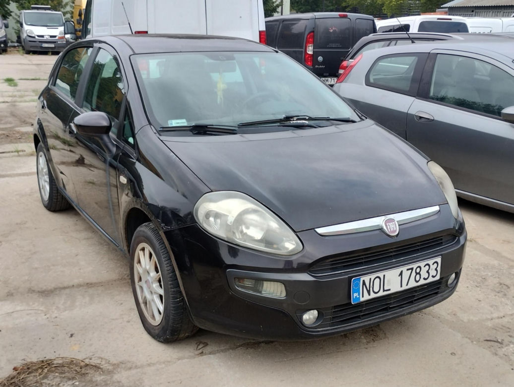 Drogowcy znów sprzedają wraki z ulicy. Wśród nich jest Chrysler w kwiatki