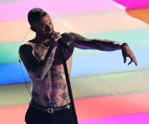Maroon 5 i Adam Levine podczas Super Bowl 2019