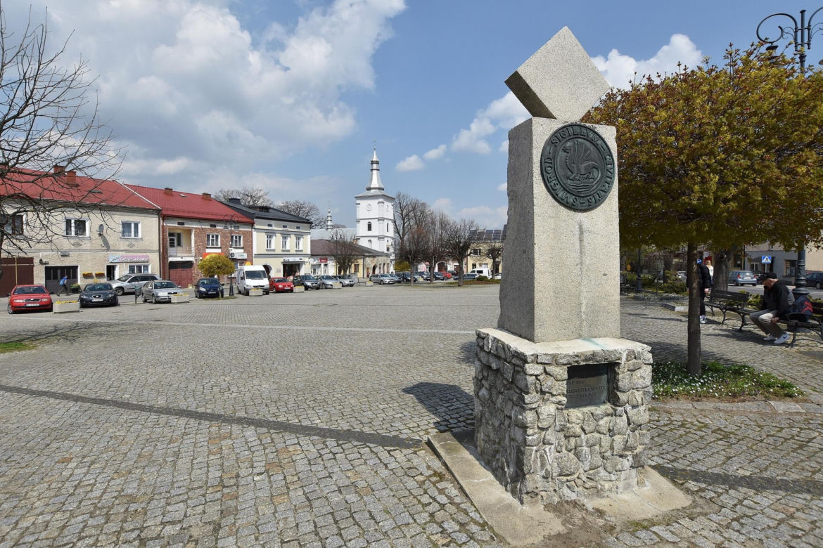 Nowy Żmigród. Uzyskał lokację miejską po 1331 roku, zdegradowany w 1934 roku.