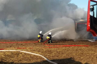 Templewo: Tir spłonął na środku pola! Tylko jak w takim miejscu doszło do pożaru? [GALERIA] 