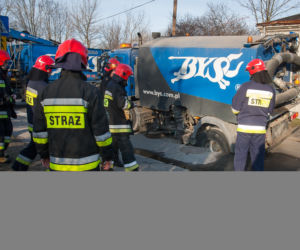 Jezdnia zapadła się pod śmieciarką