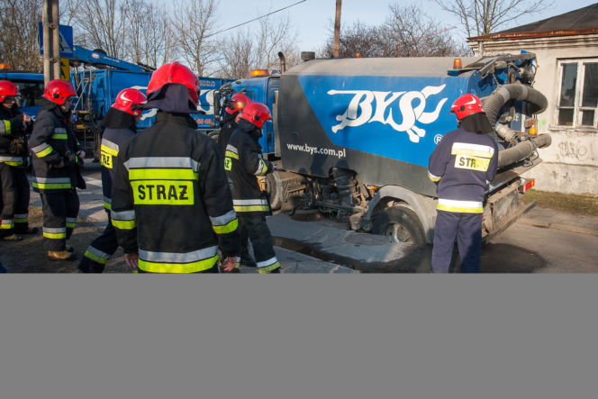 Jezdnia zapadła się pod śmieciarką