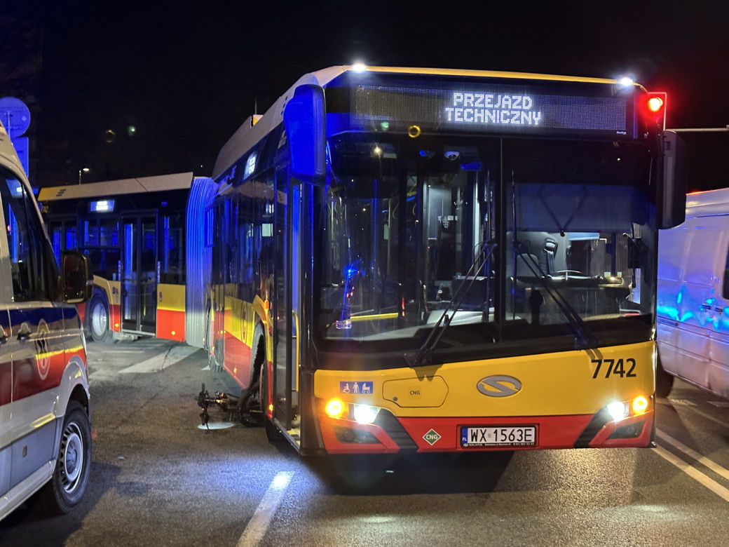 Autobus miejski huknął w 9-latka na rowerze. Chłopiec trafił do szpitala