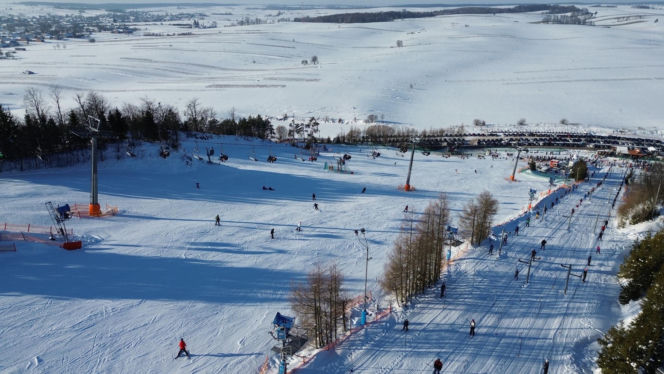 Nie musisz jechać w góry, żeby poczuć prawdziwą zimową frajdę. Narciarski Raj u Rzetelskiego zaprasza na ferie!