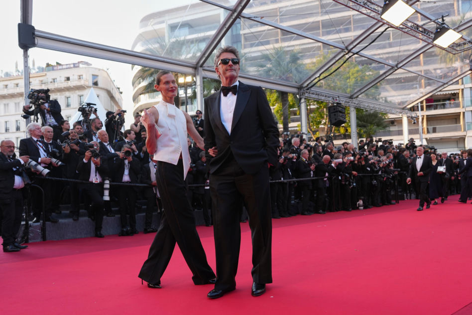 Paweł Pawlikowski z żoną na czerwonym dywanie. Małgorzata Bela skradła show