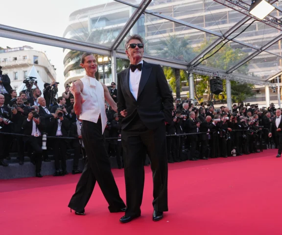Paweł Pawlikowski ze statuetką za reżyserię Ojczyzny