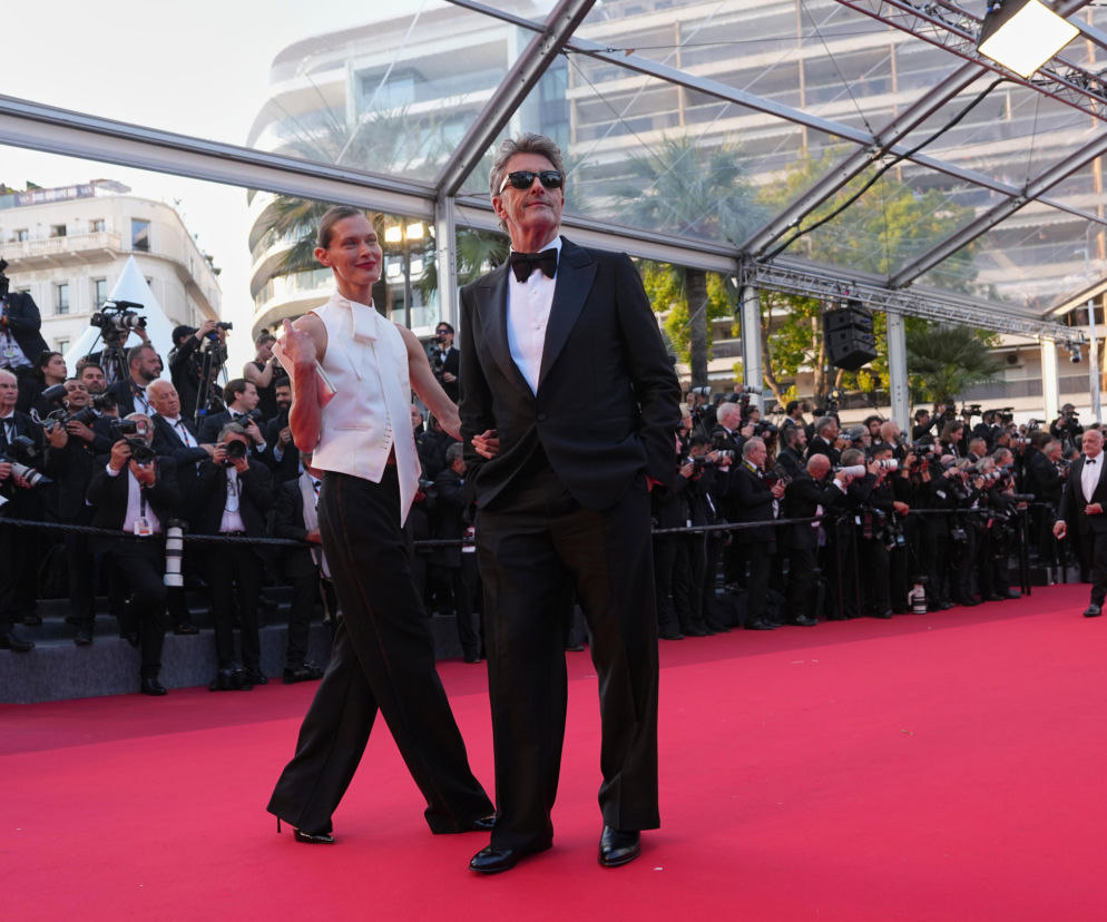 Paweł Pawlikowski ze statuetką za reżyserię Ojczyzny