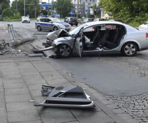 Opel uderzył w latarnię. Kierowcę wyciągali strażacy