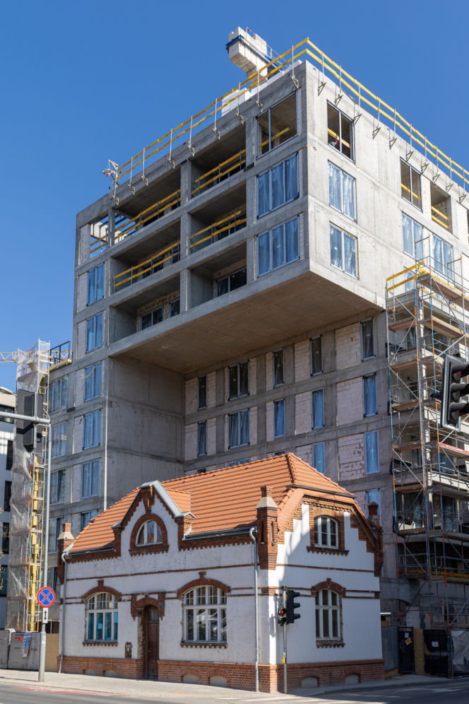 Blok z dziurą na dom. Oto najbardziej kontrowersyjna budowa w Polsce? Kapitanat Garbary w Poznaniu